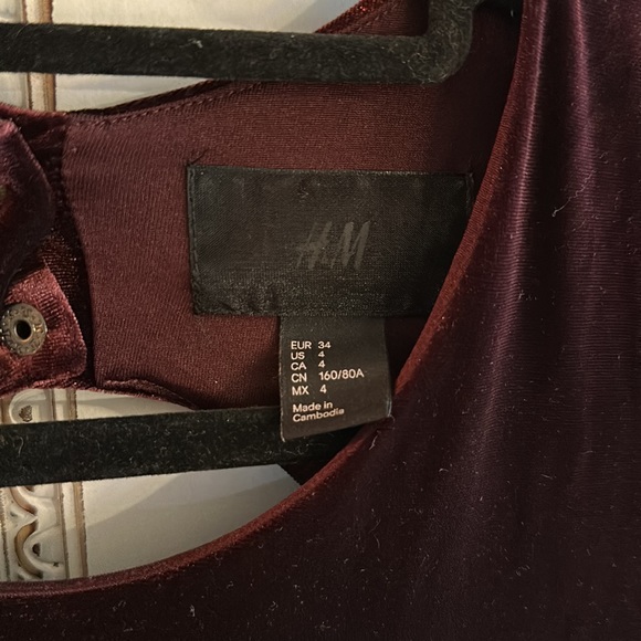 026: H&M, size 4, maroon, velvet, open back, cocktail dress. - Picture 4 of 4